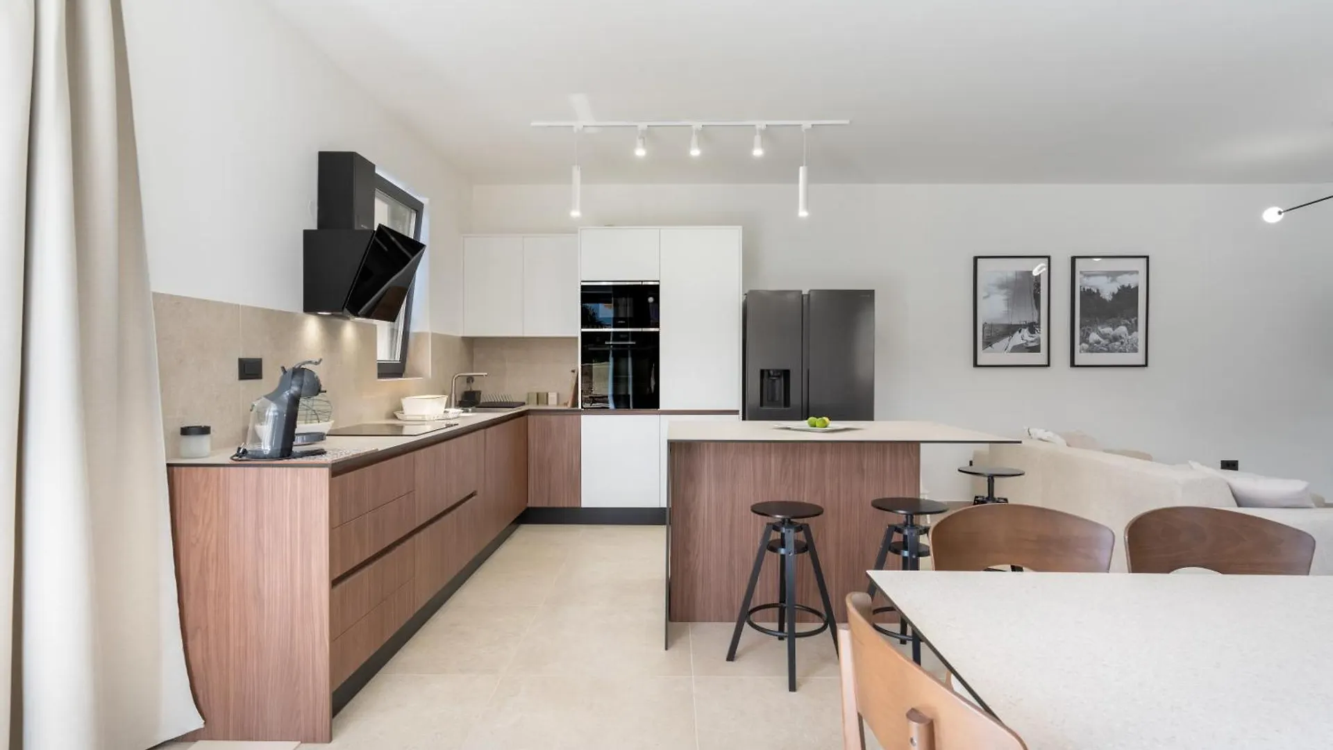 Prestige Villa Compadre Luxury Retreat In Mandre, Heated Pool, 4 Bedrooms, Seaside Comfort, New!  מאנדרה