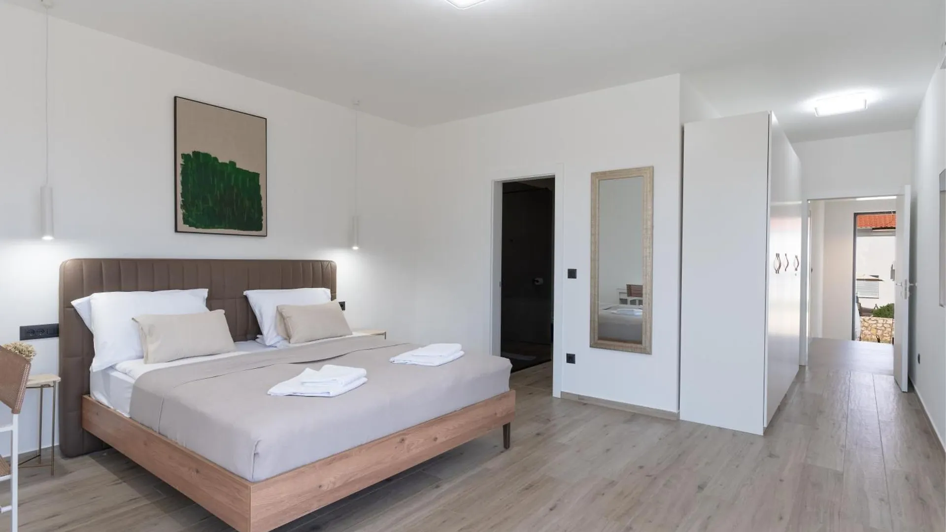 Prestige Villa Compadre Luxury Retreat In Mandre, Heated Pool, 4 Bedrooms, Seaside Comfort, New! מאנדרה