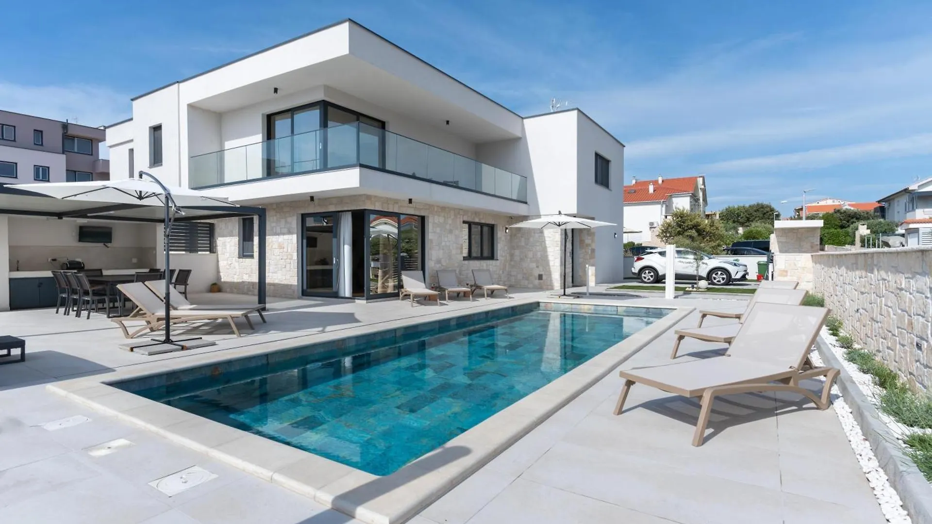 Prestige Villa Compadre Luxury Retreat In Mandre, Heated Pool, 4 Bedrooms, Seaside Comfort, New!