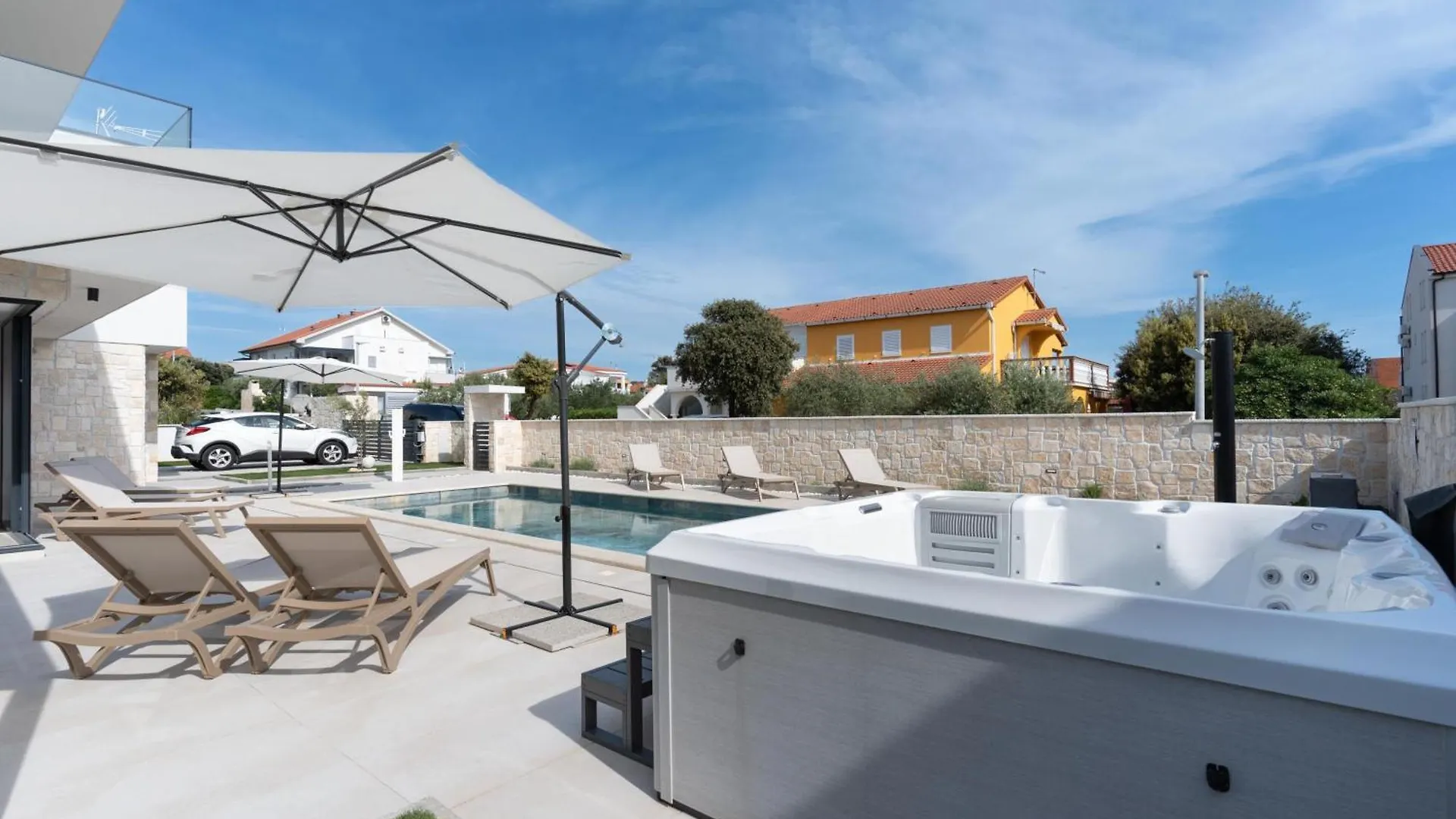 Prestige Villa Compadre Luxury Retreat In Mandre, Heated Pool, 4 Bedrooms, Seaside Comfort, New!