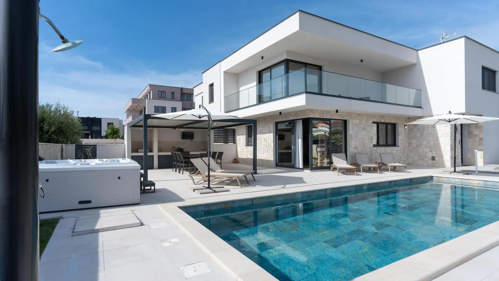 Prestige Villa Compadre Luxury Retreat In Mandre, Heated Pool, 4 Bedrooms, Seaside Comfort, New!