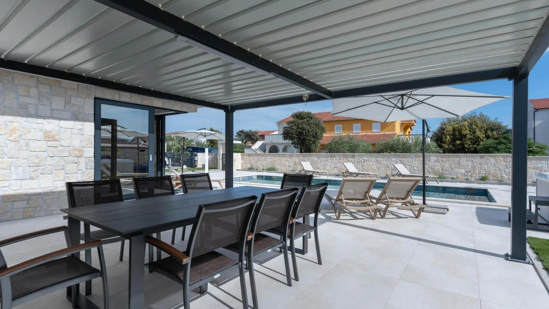 Prestige Villa Compadre Luxury Retreat In Mandre, Heated Pool, 4 Bedrooms, Seaside Comfort, New!
